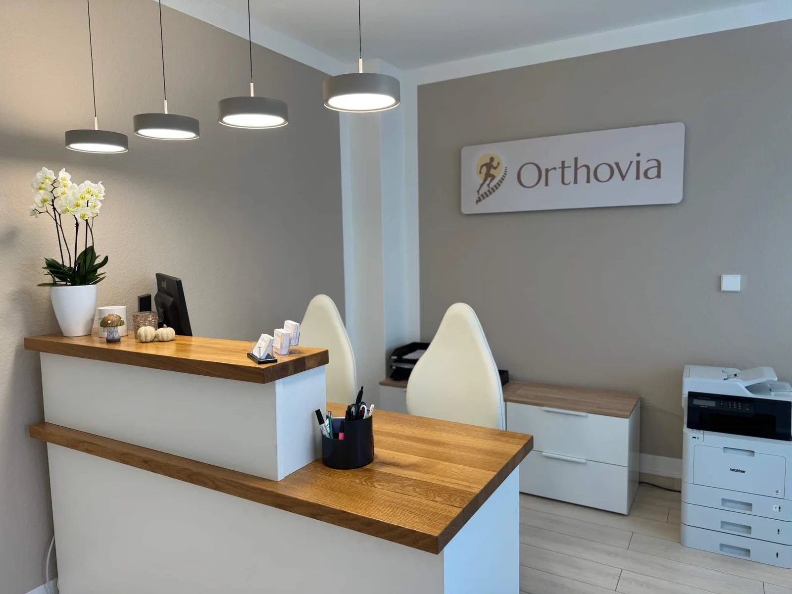 Empfangsbereich der Praxis Orthovia in Ettlingen