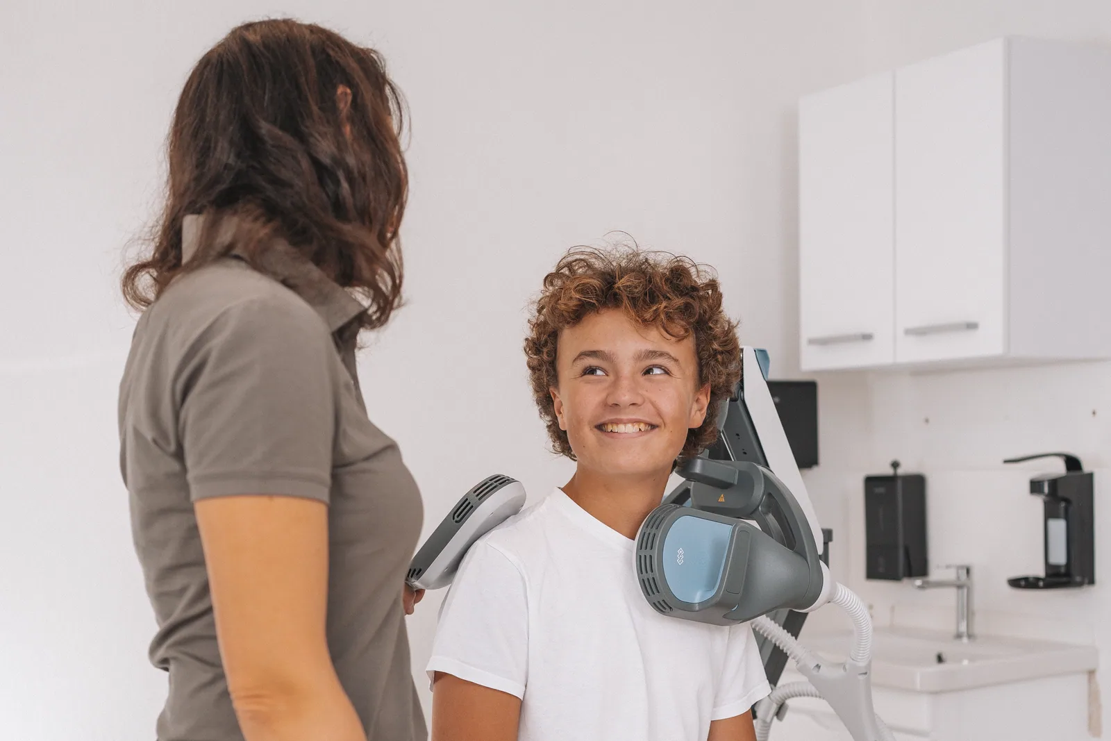 Junger Patient bei der Untersuchung